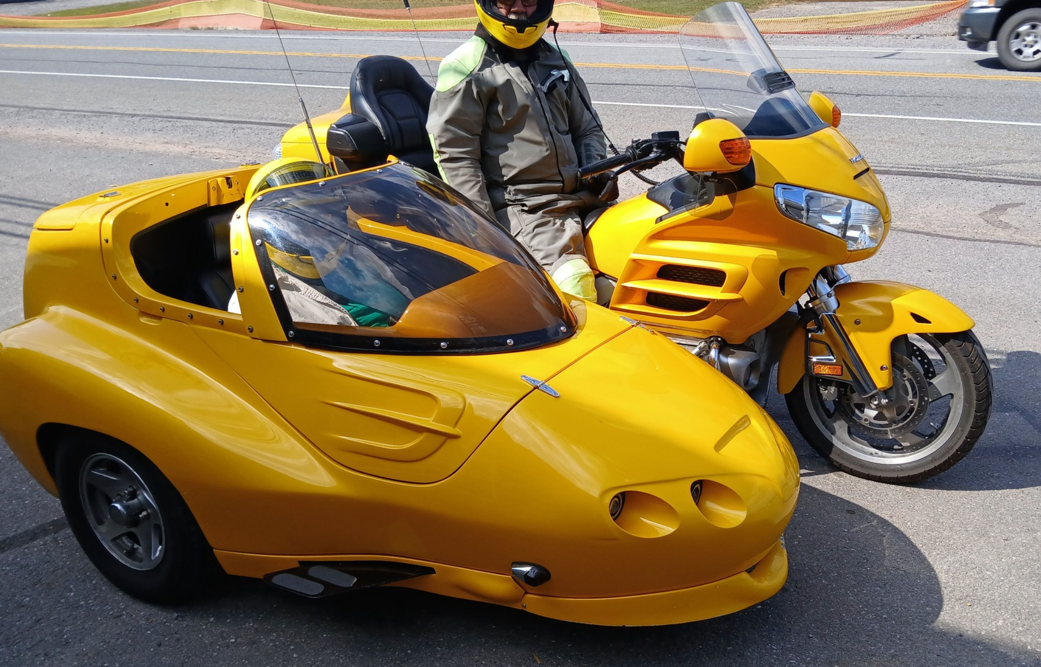 Futuristic Yellow — custom FSC sidecar build